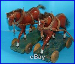 2 chevaux en bois elegant sculptes sur plateforme & roulettes jouet ancien