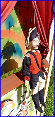 ANCIENNE MARIONNETTE GENDARME en BOIS SCULPTÉ et PEINT de fabrication artisanale