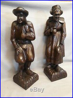 Ancien COUPLE DE BRETONS en bois sculpté, personnages statues