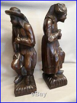 Ancien COUPLE DE BRETONS en bois sculpté, personnages statues
