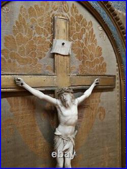 Ancien Christ Sculpte En Os De Dieppe Epoque Xviiieme Et Cadre En Bois D'origne