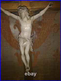 Ancien Christ Sculpte En Os De Dieppe Epoque Xviiieme Et Cadre En Bois D'origne