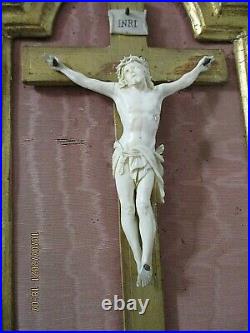 Ancien Crucifix Croix Christ sculpté, dans cadre bois doré travail de Dieppe