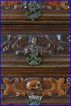 Ancien Meuble cabinet de voyage Renaissance mémento mori Italie bois sculpté