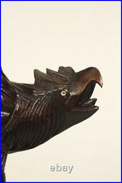 Ancien aigle en bois sculpté de la forêt noire yeux peints signature Monogramme