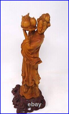 Ancien buis chinois sculpté représentant une femme debout tenant un panier