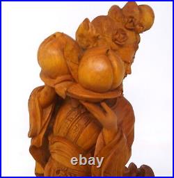 Ancien buis chinois sculpté représentant une femme debout tenant un panier