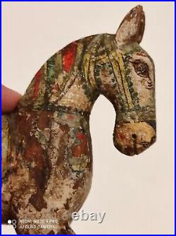 Ancien cheval en bois sculpté et polychromé à identifier