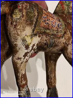 Ancien cheval en bois sculpté et polychromé à identifier