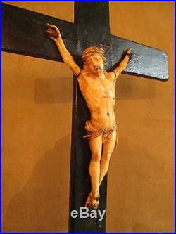 Ancien christ sculpté sur croix en bois art populaire crucifix XVIII ème