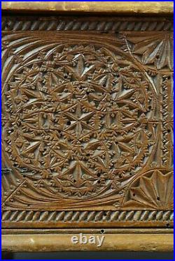 Ancien coffre art populaire Auvergne 17e frise rosace haute époque bois sculpté