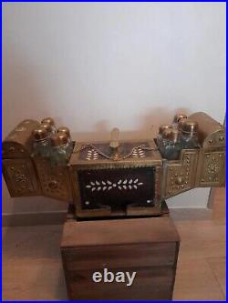 Ancien coffre de cireur turc sculpté en bois, laiton et nacre