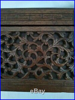 Ancien coffret asiatique en bois sculpté
