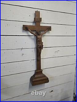 Ancien crucifix sculpté en bois de chêne 84cm de haut