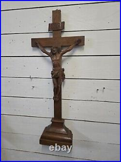 Ancien crucifix sculpté en bois de chêne 84cm de haut