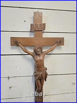 Ancien crucifix sculpté en bois de chêne 84cm de haut