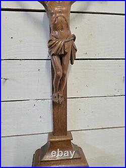 Ancien crucifix sculpté en bois de chêne 84cm de haut