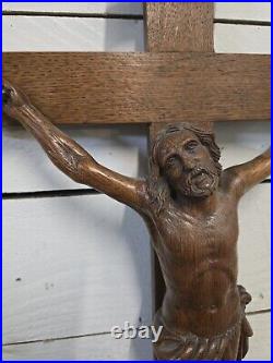 Ancien crucifix sculpté en bois de chêne 84cm de haut