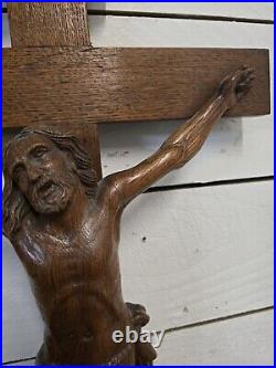 Ancien crucifix sculpté en bois de chêne 84cm de haut