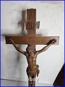 Ancien crucifix sculpté en bois de chêne 84cm de haut