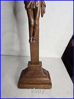 Ancien crucifix sculpté en bois de chêne 84cm de haut