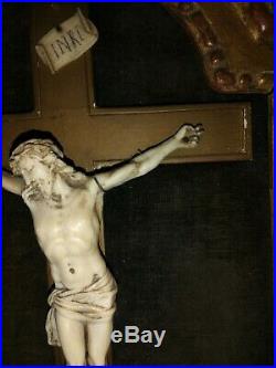 Ancien et beau Christ vivant sculpté dans son cadre en bois doré. Velours de lin