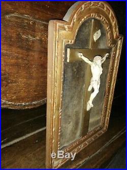 Ancien et beau Christ vivant sculpté dans son cadre en bois doré. Velours de lin