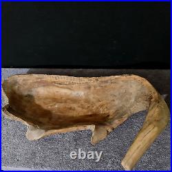Ancien et grand morceau de bois sculpté en forme de corbeille à fruits ou autres