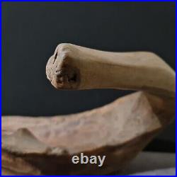 Ancien et grand morceau de bois sculpté en forme de corbeille à fruits ou autres