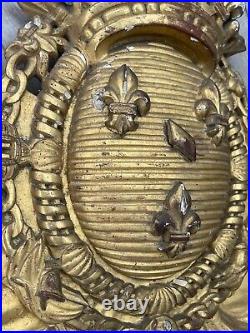 Ancien fronton miroir cadre en bois sculpté doré aux armes des Bourbon Condé