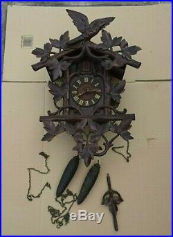 Ancien grand coucou horloge de la foret noire en bois sculpté