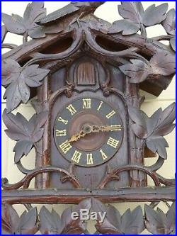 Ancien grand coucou horloge de la foret noire en bois sculpté