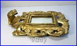 Ancien petit miroir avec cadre en bois sculpté doré à décor dacanthes ajourées