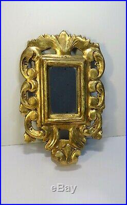 Ancien petit miroir avec cadre en bois sculpté doré à décor dacanthes ajourées