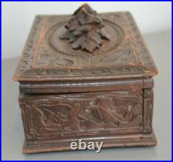 Ancienne Boite Coffret Forêt Noir Bois Sculpté Fleur Relief Velours Intérieur