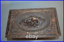 Ancienne Boite Coffret Forêt Noir Bois Sculpté Fleur Relief Velours Intérieur