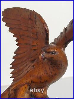 Ancienne Pendule En Bois Sculpté Thonon L. B Façon Forêt Noire Decor Aigle