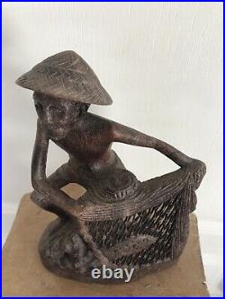 Ancienne SCULPTURE Artisanale D'Asie Pêcheur Avec Filet En Bois Sculpté
