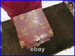 Ancienne boite à fard chinoise, bois laqué, psychée, panneaux sculptés, 23x23xH26cm