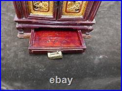 Ancienne boite à fard chinoise, bois laqué, psychée, panneaux sculptés, 23x23xH26cm