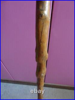 Ancienne canne en bois sculptée art populaire
