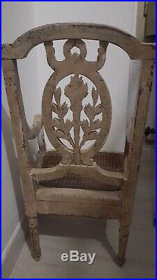 Ancienne chaise enfant en bois et canisse dossier sculpté