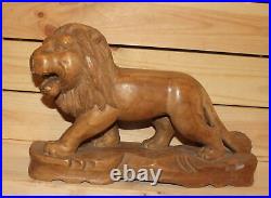 Ancienne figurine lion en bois sculpté à la main