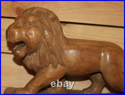 Ancienne figurine lion en bois sculpté à la main