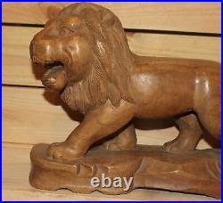 Ancienne figurine lion en bois sculpté à la main