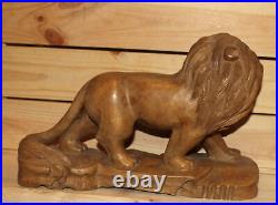 Ancienne figurine lion en bois sculpté à la main