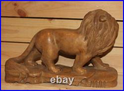 Ancienne figurine lion en bois sculpté à la main