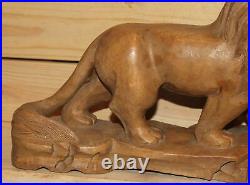 Ancienne figurine lion en bois sculpté à la main