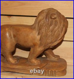 Ancienne figurine lion en bois sculpté à la main