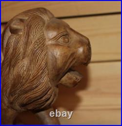 Ancienne figurine lion en bois sculpté à la main